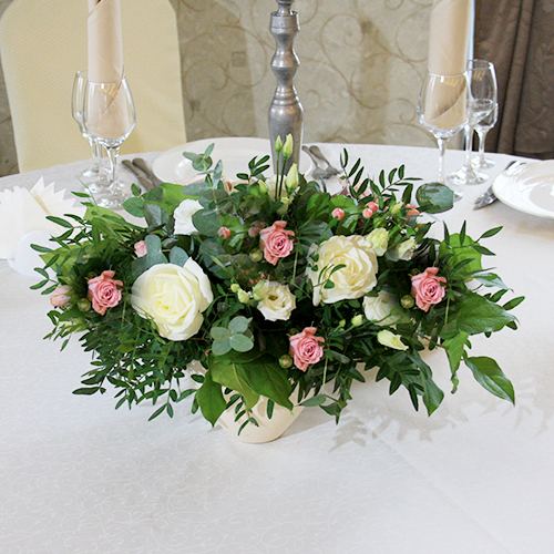 Декор на гостевые столы с живыми цветами