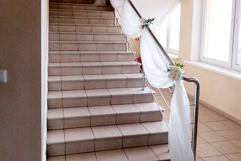 Оформление, украшение, декор лестницы на свадьбу